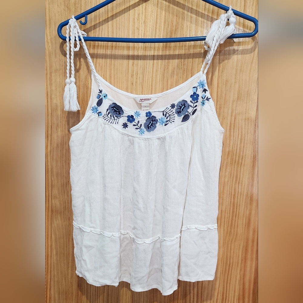 Arizona  Jean Co. White Embroidered Sleeveless Top